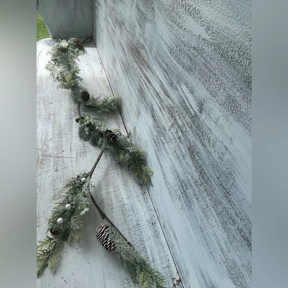 *Sparkle Cedar & White Berry Garland
